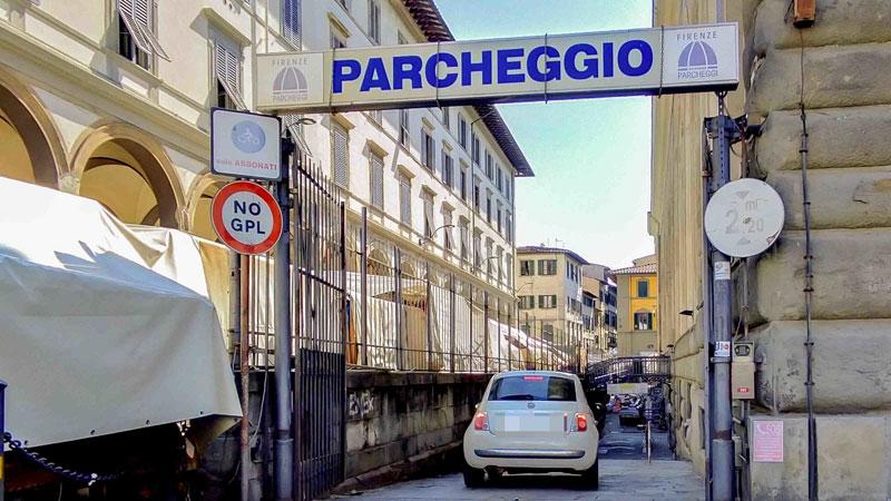 Parcheggi a Firenze, furia Nardella: «Insicuri e troppo cari»