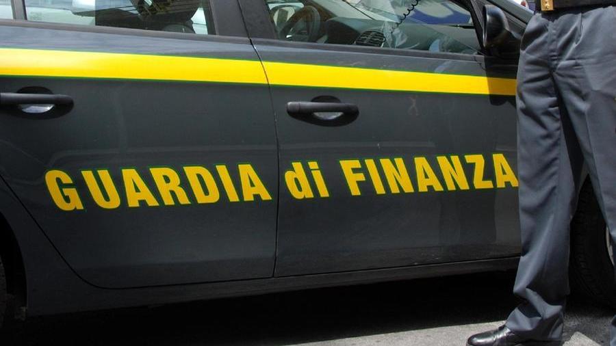 Castiglione della Pescaia, pagamento “in nero” davanti alla caserma: nei guai skipper fiorentino