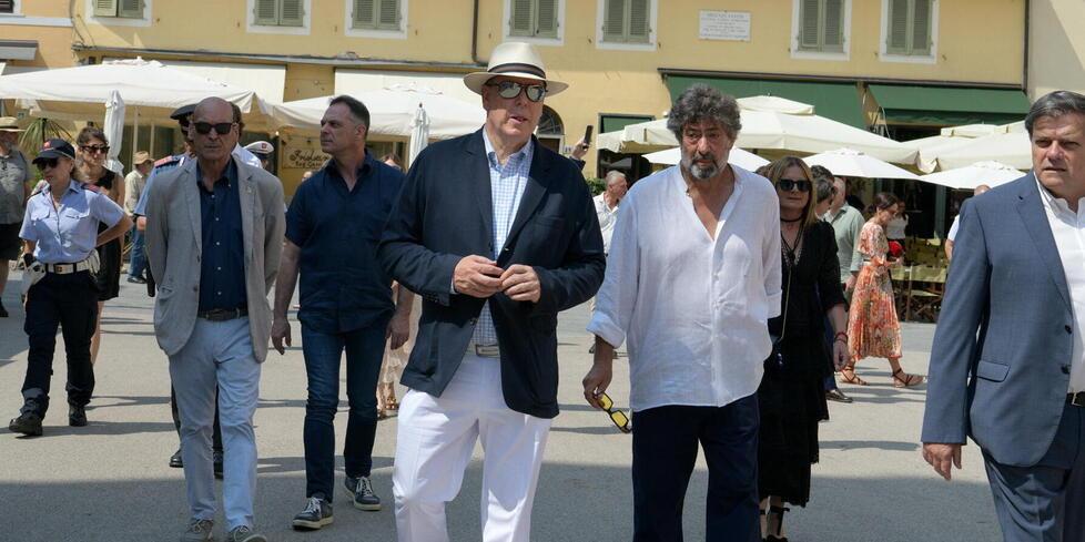 Pietrasanta, bar tutti chiusi in piazza Duomo domenica pomeriggio: il caso