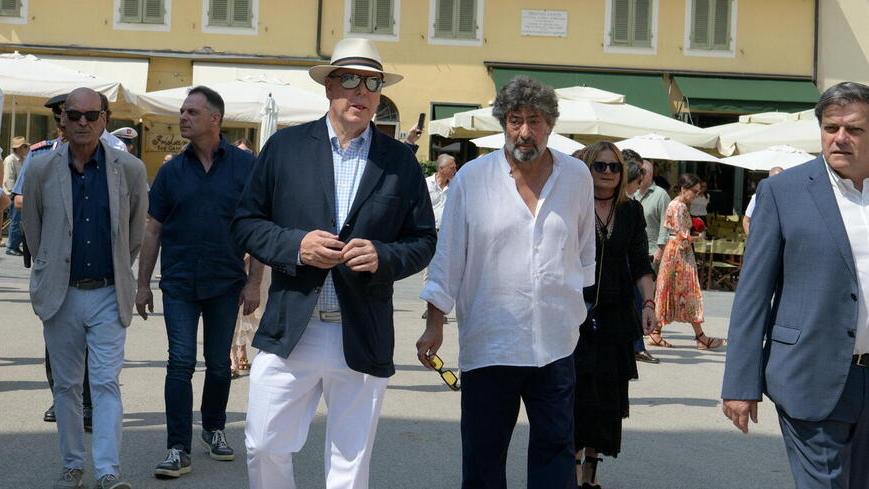 Pietrasanta, bar tutti chiusi in piazza Duomo domenica pomeriggio: il caso