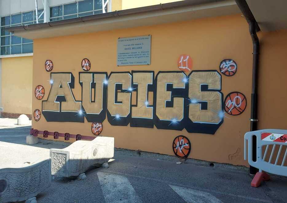 Montecatini, murale abusivo al PalaBellandi. Augies: «Gesto da condannare»