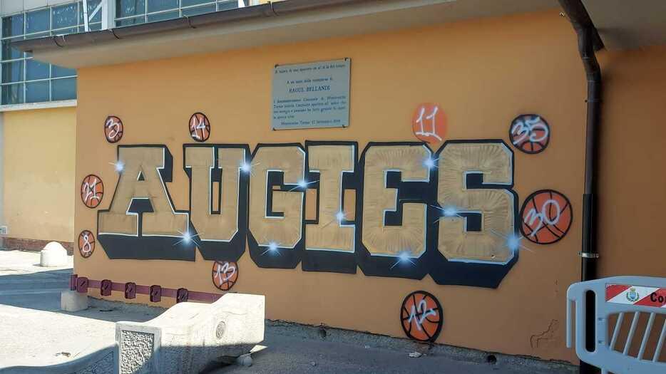 Montecatini, murale abusivo al PalaBellandi. Augies: «Gesto da condannare»