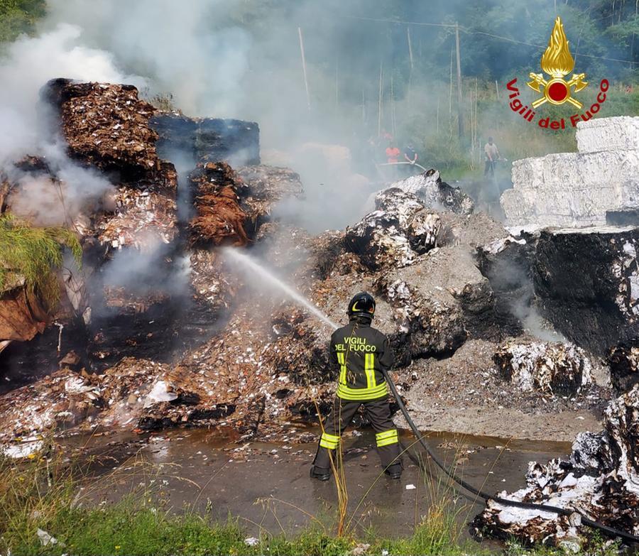 Borgo a Mozzano, incendio nel piazzale della cartiera Calcarta