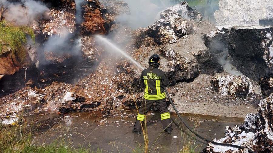 Borgo a Mozzano, incendio nel piazzale della cartiera Calcarta