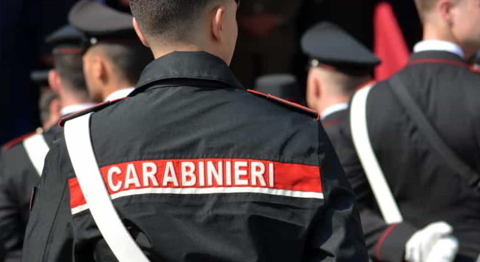 Carrara, gli trovano proiettili in casa e lui aggredisce i carabinieri