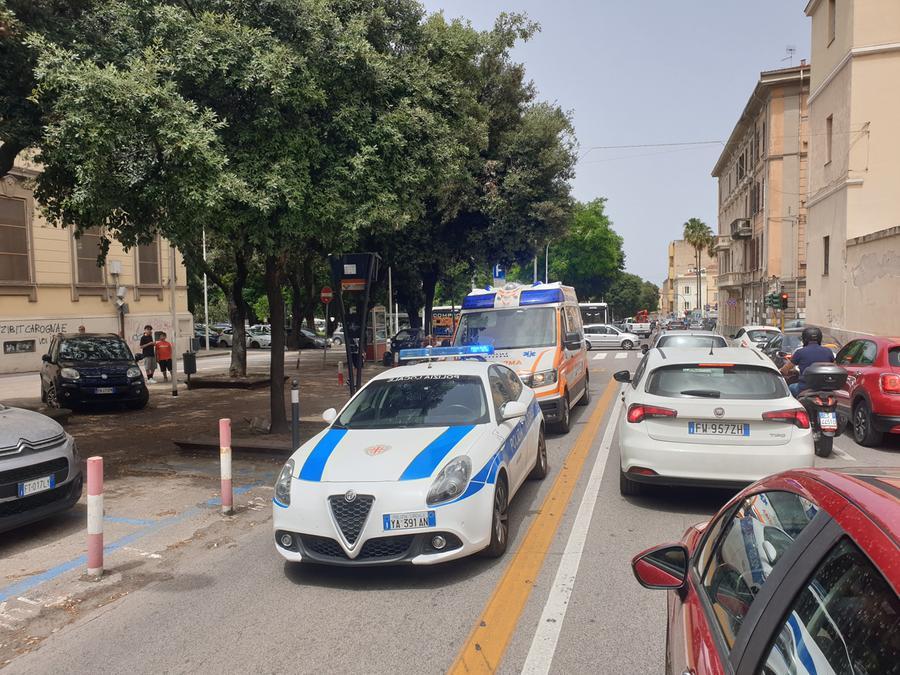 
	La polizia locale in corso Cossiga (foto Ivan Nuvoli)

