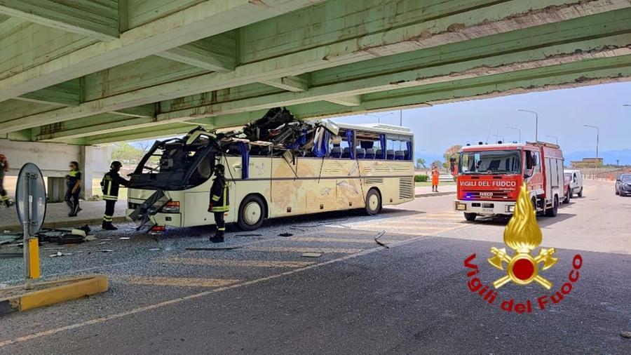 Calcola male l’altezza e il pullman si incastra sotto il cavalcavia a Cagliari