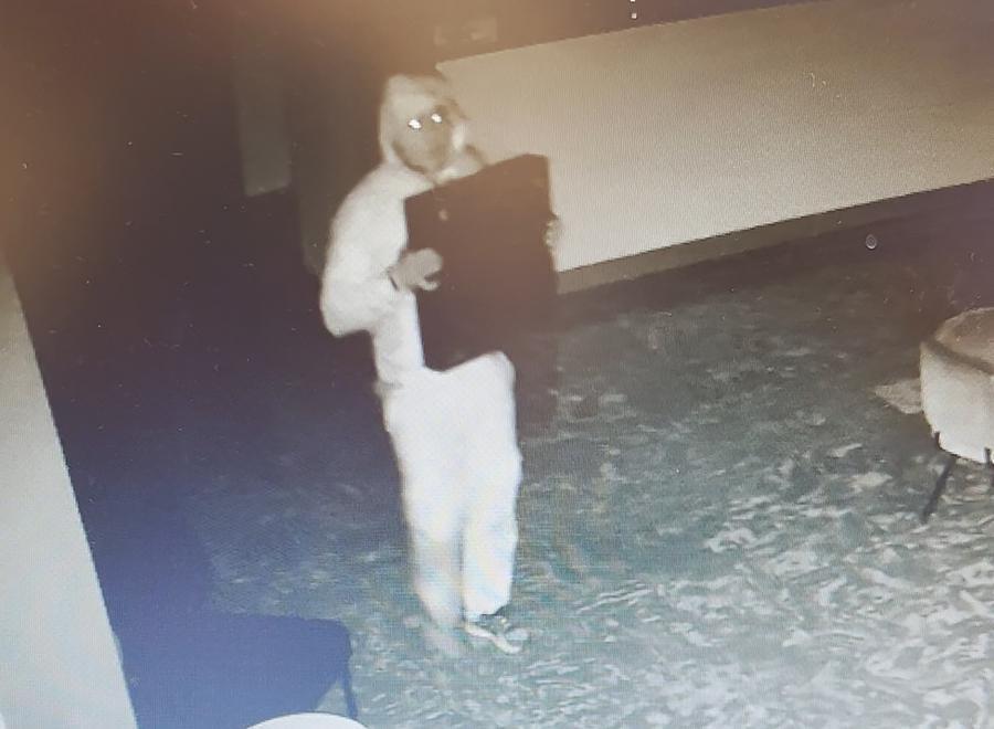Notte di fuoco a Poggio Renatico: ladro colpisce sei attività e si ferisce
