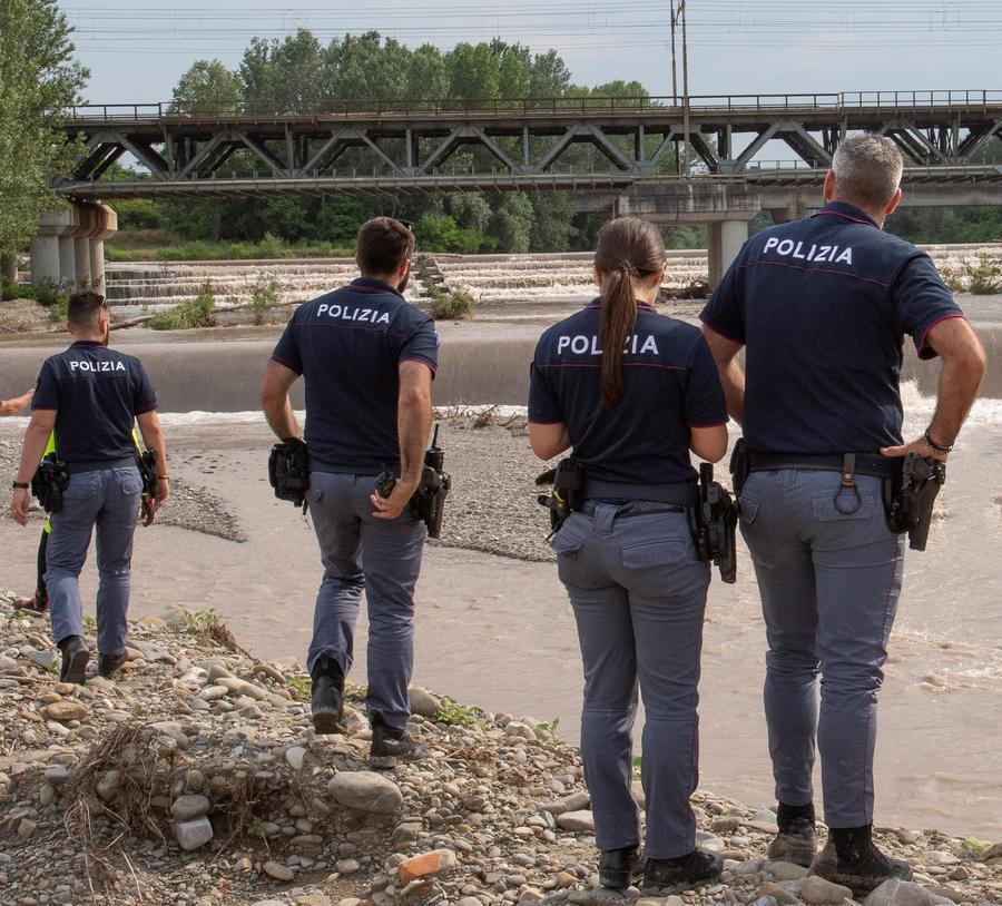 Fanno il bagno nel fiume Panaro in un punto pericoloso: intervengono i poliziotti