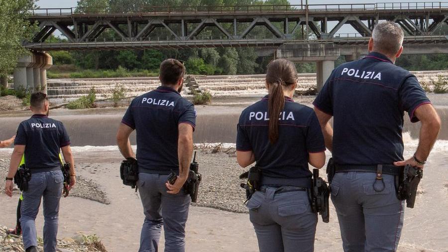 Fanno il bagno nel fiume Panaro in un punto pericoloso: intervengono i poliziotti