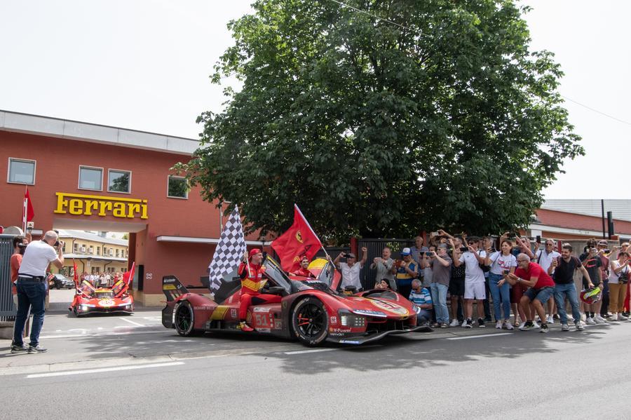 Maranello, tutti in strada ad applaudire i campioni Ferrari che hanno trionfato a Le Mans