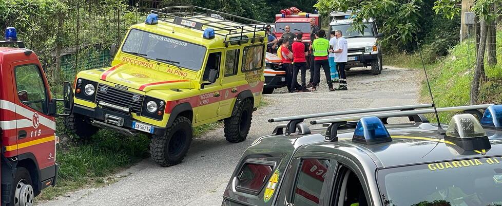 Montale, si siede sulla spalletta e precipita dal ponte: muore commerciante