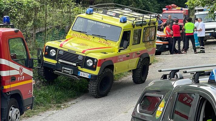 Montale, si siede sulla spalletta e precipita dal ponte: muore commerciante