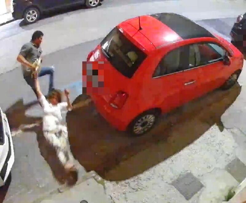 Viareggio, trascinata e presa a calci per strapparle la borsa: c’è una testimone – Video