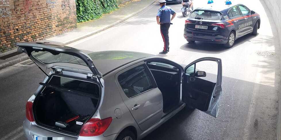 Non si ferma all’alt e fugge, auto contromano nel traffico