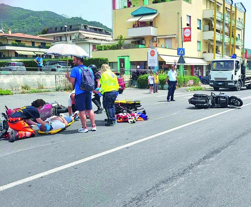 Attraversa senza guardare e causa un carambola a tre: due scooter e un pedone coinvolti