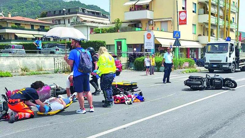 Attraversa senza guardare e causa un carambola a tre: due scooter e un pedone coinvolti