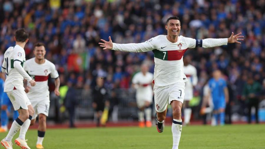 Cristiano Ronaldo sbarca a Olbia: vacanze in Sardegna a bordo di uno yacht