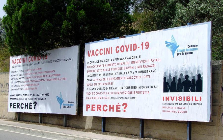 Piombino, sulla strada per l’ospedale affissi i manifesti contro al vaccino per il Covid