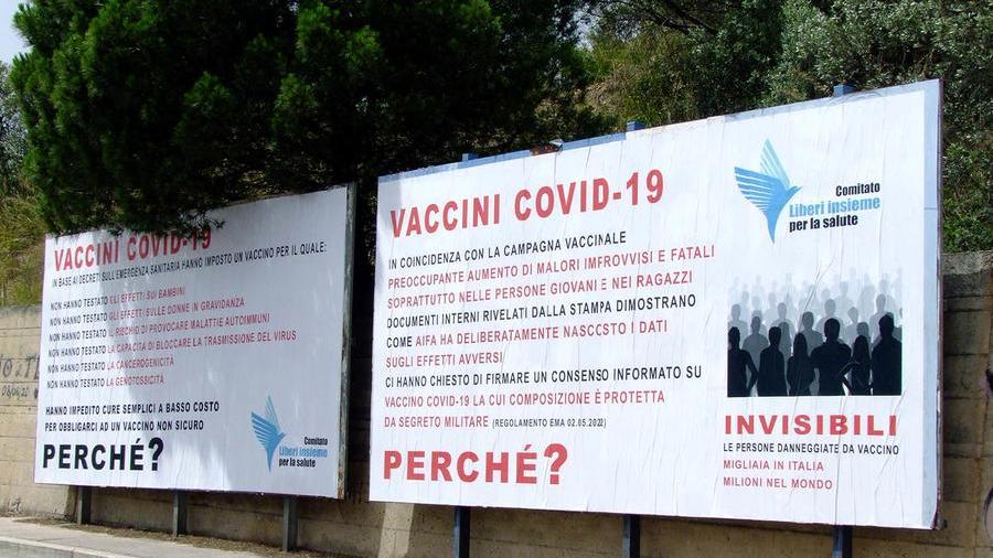 Piombino, sulla strada per l’ospedale affissi i manifesti contro al vaccino per il Covid