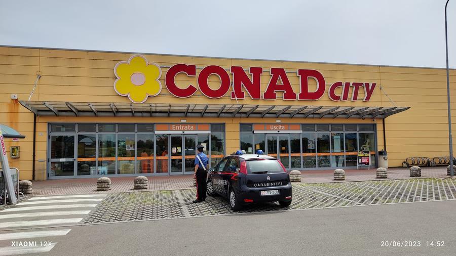 Rubano salumi al supermercato, denunciate due donne
