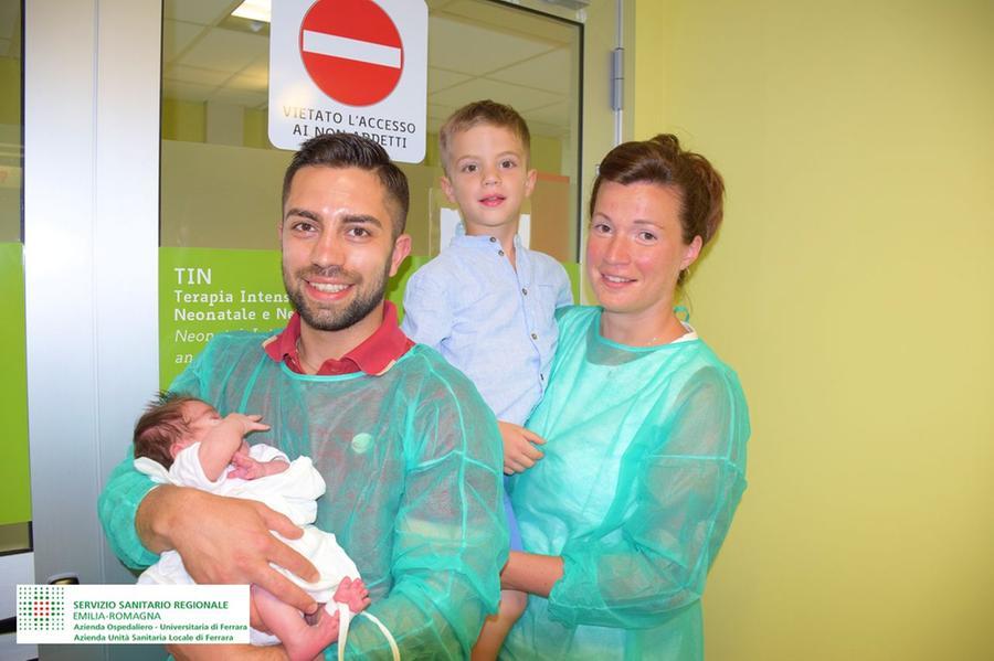 Ferrara, nato pretermine. Pesava solo 900 grammi il piccolo Tommaso, ora sta bene e torna a casa dopo 4 mesi