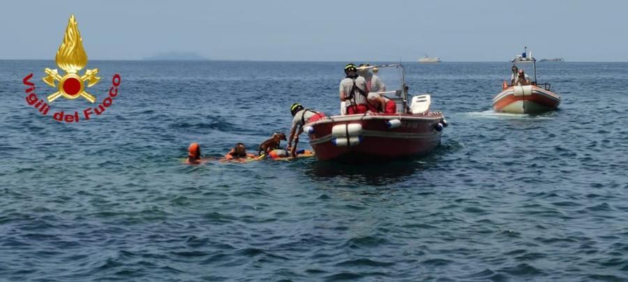 Livorno, cade sugli scogli del Romito: bagnante soccorso insieme al suo cane