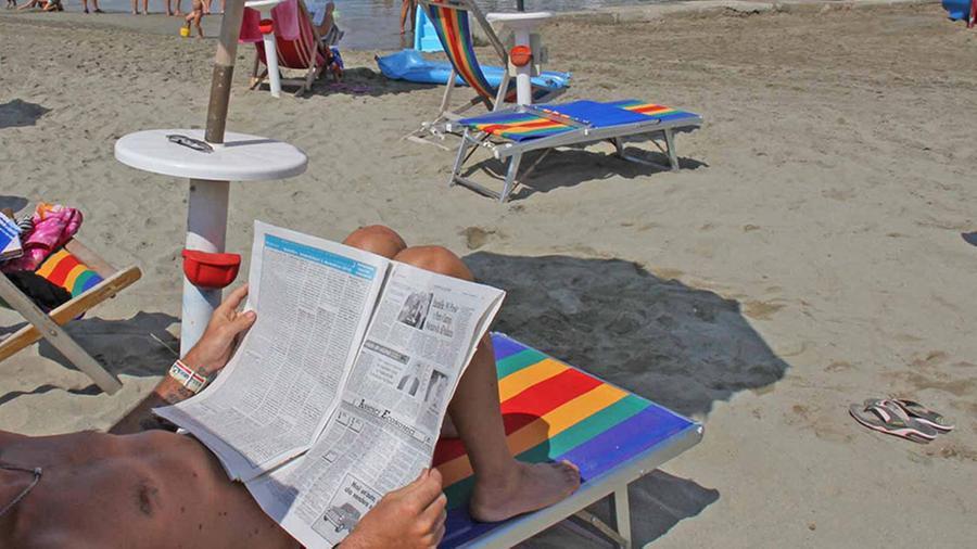 Giornale e lettino, la sfida dell’estate toscana: parlare di ecologia in spiaggia