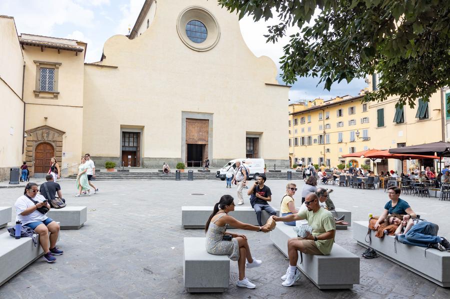 Firenze, Santo Spirito scrive al ministro Sangiuliano: “Faccia togliere le panchine itineranti, sono brutte”