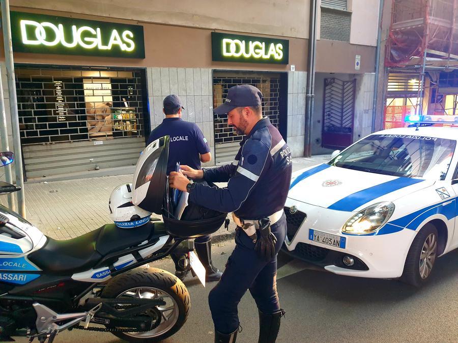 
	La polizia locale davanti a Douglas in via Amendola <em>(foto Ivan Nuvoli)</em>

