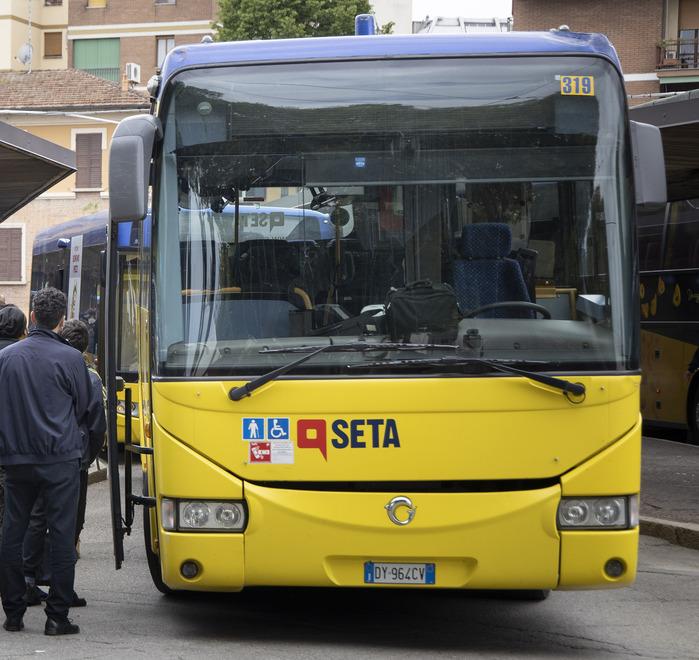 Modena, bus inchioda: tre bimbe ferite 