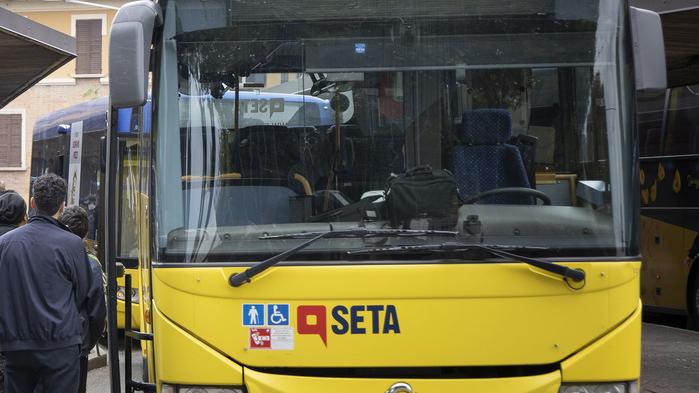 Modena, bus inchioda: tre bimbe ferite