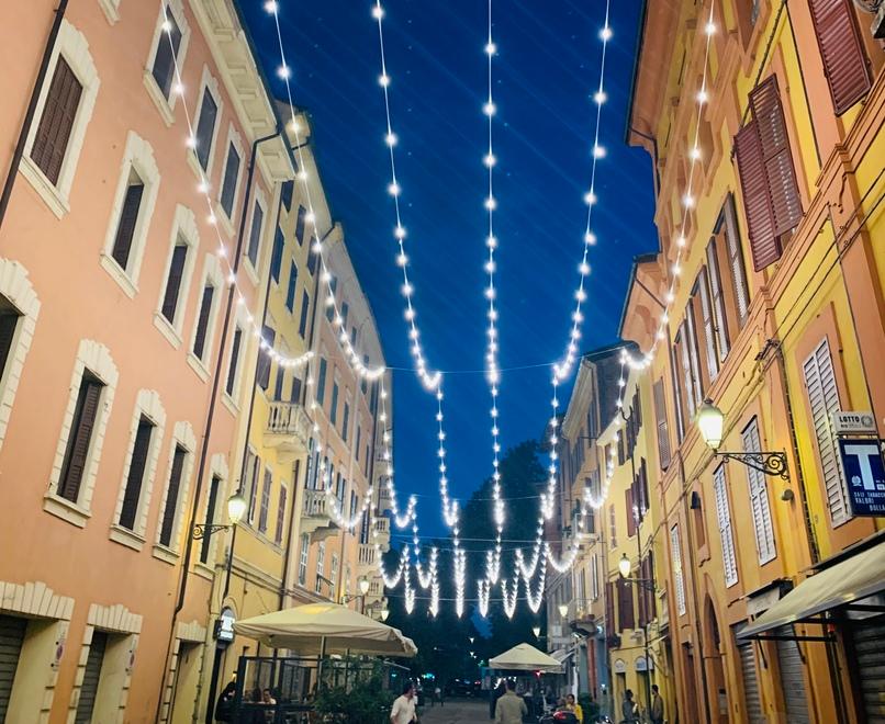 Modena, un ristorante a cielo aperto in una strada del centro 