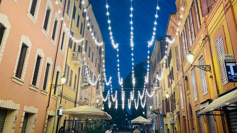 Modena, un ristorante a cielo aperto in una strada del centro
