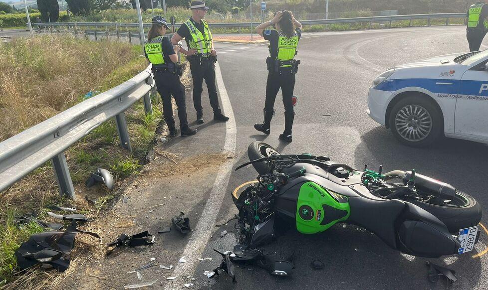 Castelvetro, perde il controllo della moto e finisce oltre il guard rail 