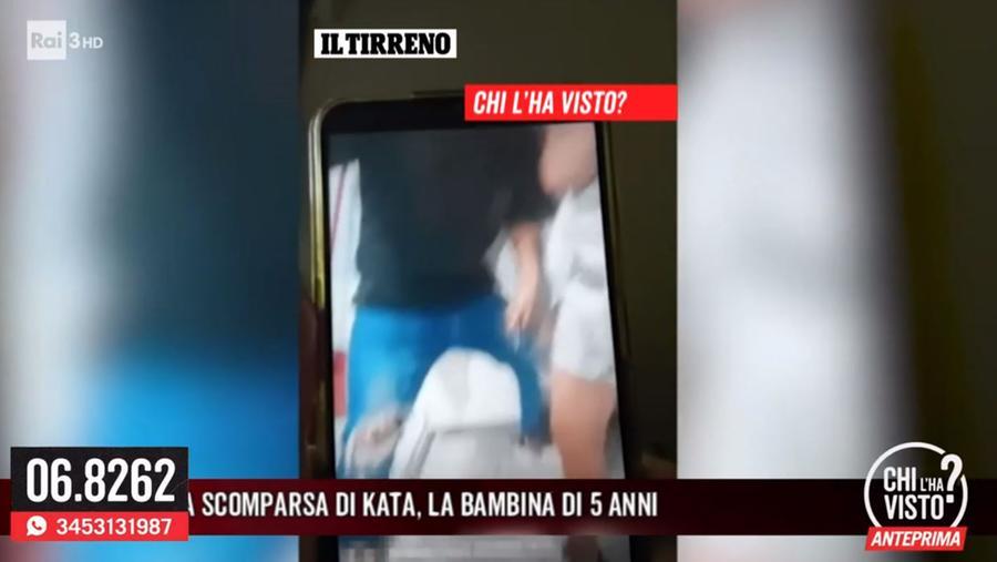 Bambina scomparsa a Firenze, a “Chi l’ha visto” le immagini dentro all’albergo con i coltelli. La madre sostiene: «Era la nostra stanza» – Video