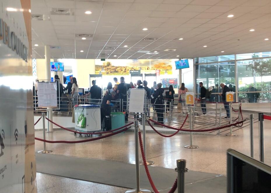 Olbia, in aeroporto nasconde un coltello nella cintura: «Cosa c’è di male? Lo fanno tutti» 