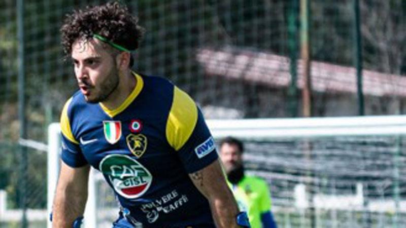 Pietrasanta, bloccato all’ingresso del locale perché porta le stampelle. Gioca nella nazionale di calcio amputati