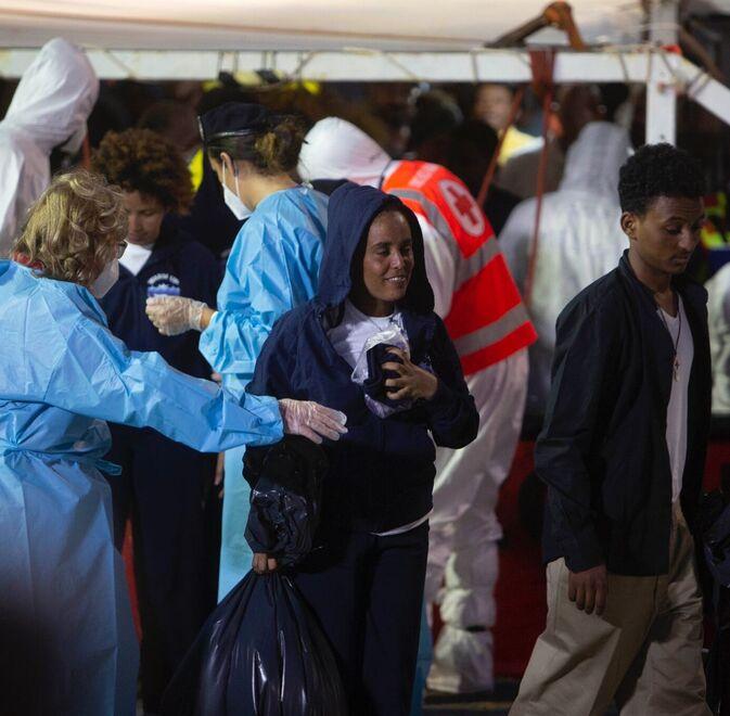 Livorno, un applauso accoglie in porto i 117 migranti: «Resteranno tutti in Toscana»<br>
