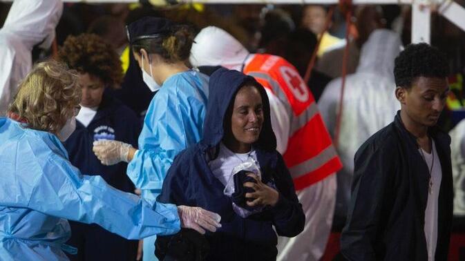 Livorno, un applauso accoglie in porto i 117 migranti: «Resteranno tutti in Toscana»<br>