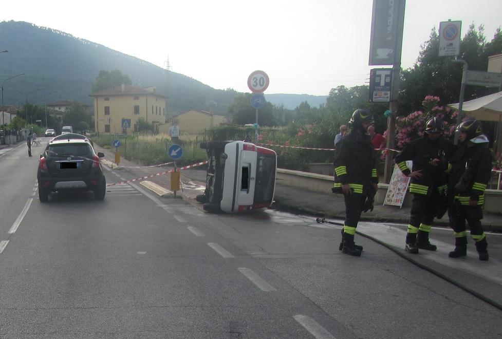 Montemurlo, incidente prima della prova d’esame: tre studenti si ribaltano con l’auto