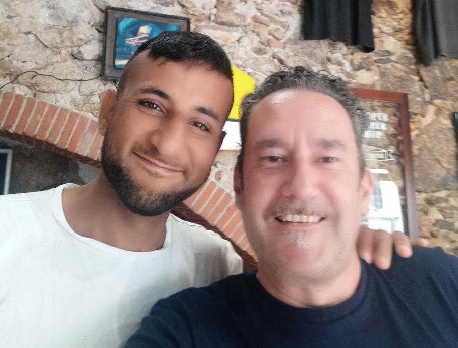 Rischia di morire soffocato, chi lo ha salvato: «L’ho visto rantolare in strada e ho agito senza avere paura»