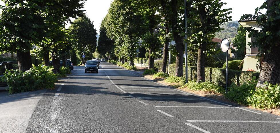 Lucca, consigliere di Massarosa nella scarpata con l’auto: «Salvato da due passanti ma in tanti non si sono fermati»