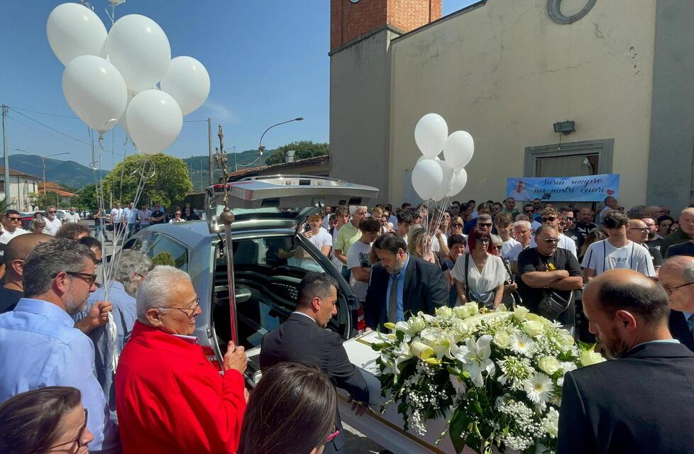 Uzzano, «si sono spezzati i nostri cuori». Lo strazio al funerale di Diego Marchione