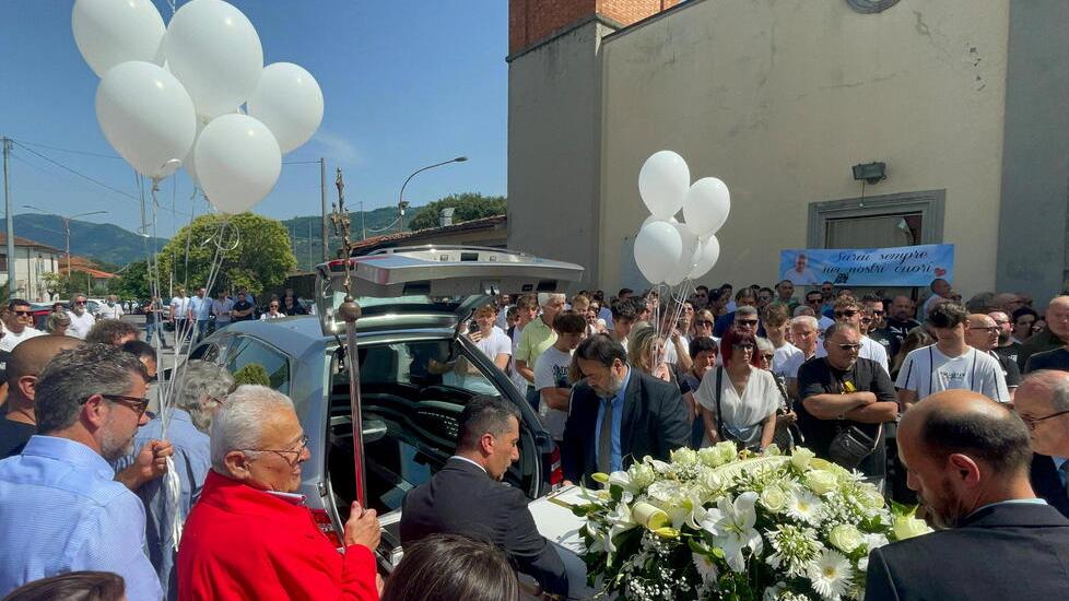 Uzzano, «si sono spezzati i nostri cuori». Lo strazio al funerale di Diego Marchione
