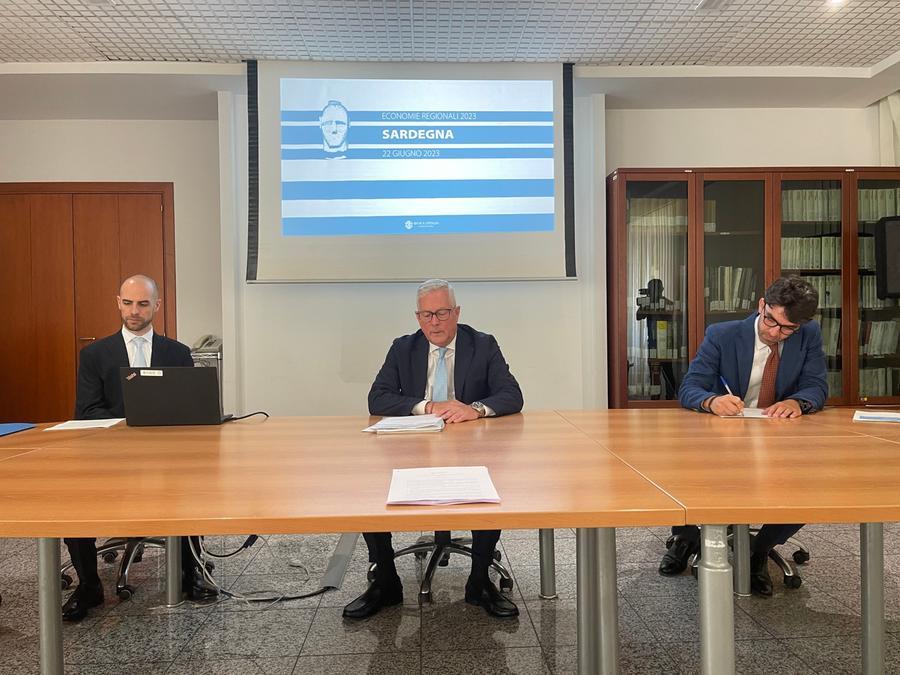 
	Al centro il direttore della filiale di Cagliari di Bankitalia durante la presentazione del rapporto

