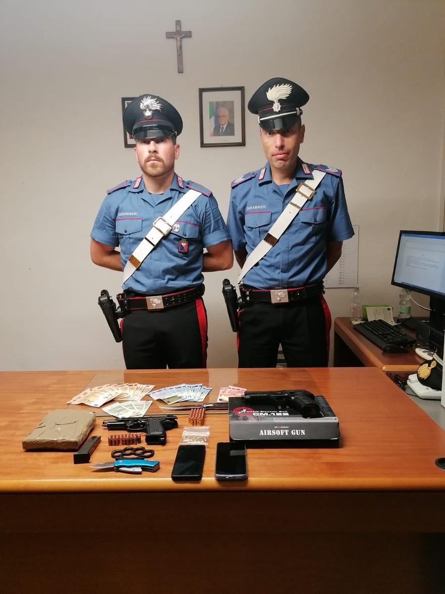 
	Le armi ed i soldi falsi sequestrati al 28enne di Carmignano

