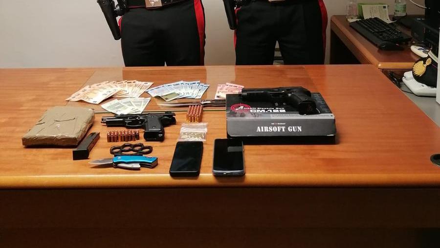Le armi ed i soldi falsi sequestrati al 28enne di Carmignano