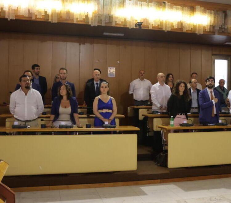 Massa, Fdi vota con la maggioranza: minoranza divisa sui primi atti