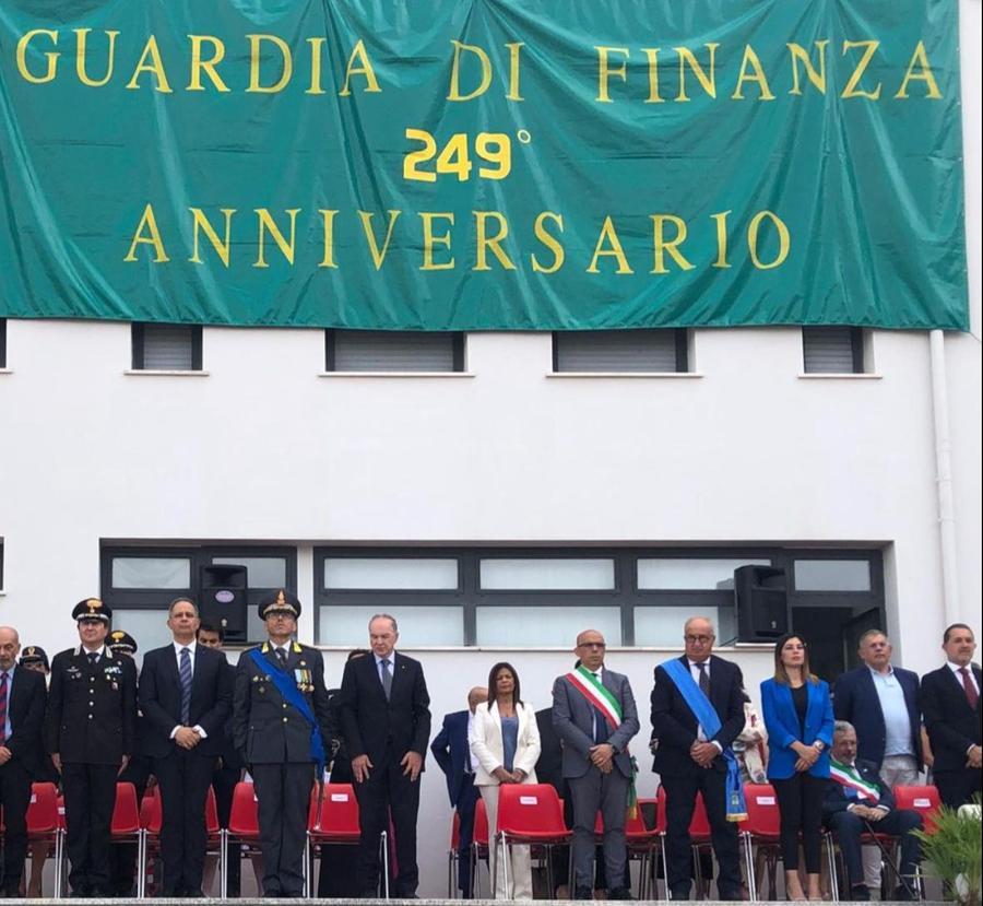 
	Il palco delle autorit&agrave; durante la cerimonia nella caserma Atzei della Guardia di Finanza

